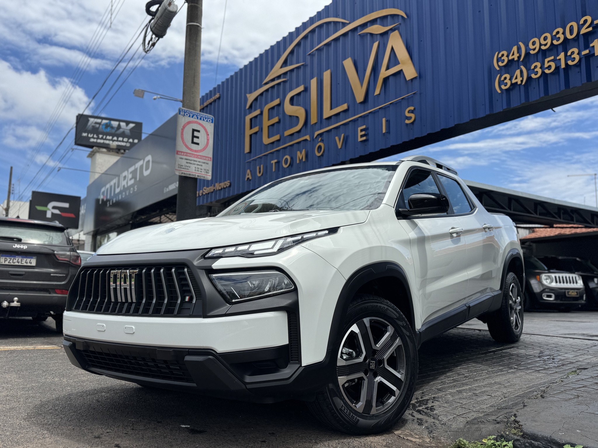 Fachada da FESILVA Automóveis com uma Fiat Toro em destaque